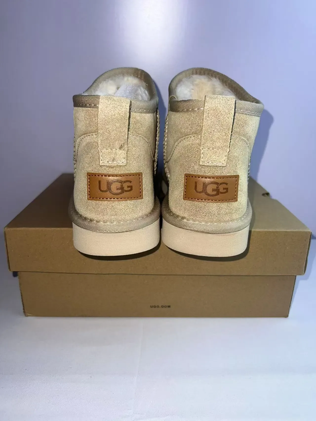 UGG经典迷你米色麂皮雪靴 4