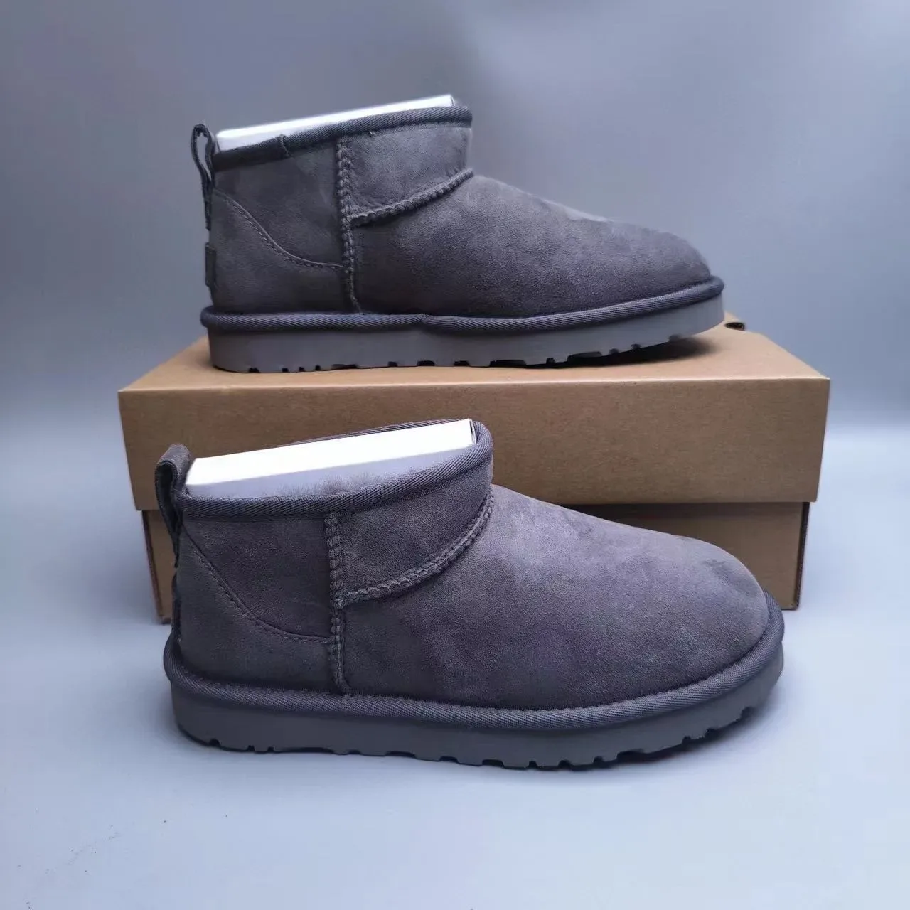 UGG Classic Mini 炭灰色雪地靴 2