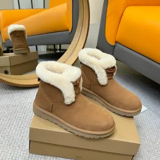 UGG Classic Mini भूरा मोरी शियरलिंग कफ एंक्ल बूट्स