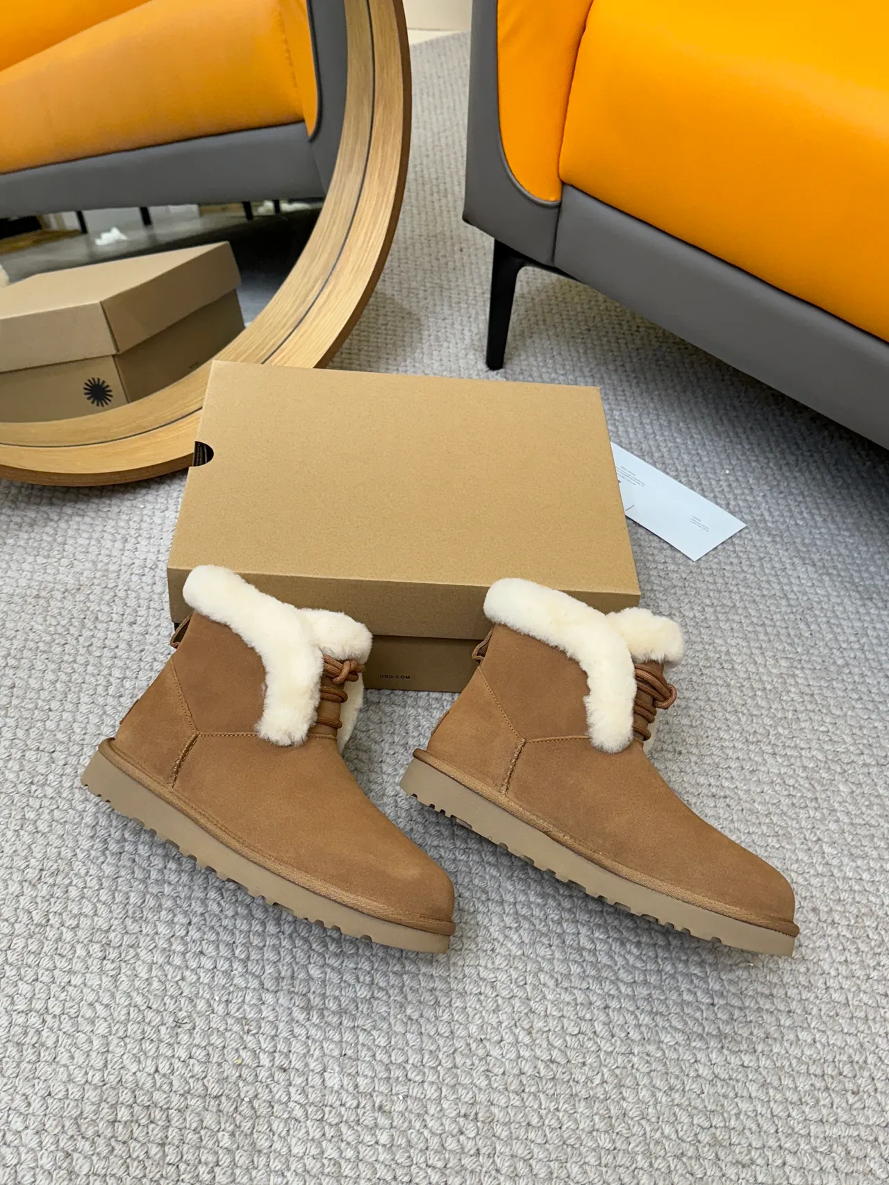 UGG Classic Mini Botines de cheville en daim tan avec fourrure de mouton et ourlet de mouton 3