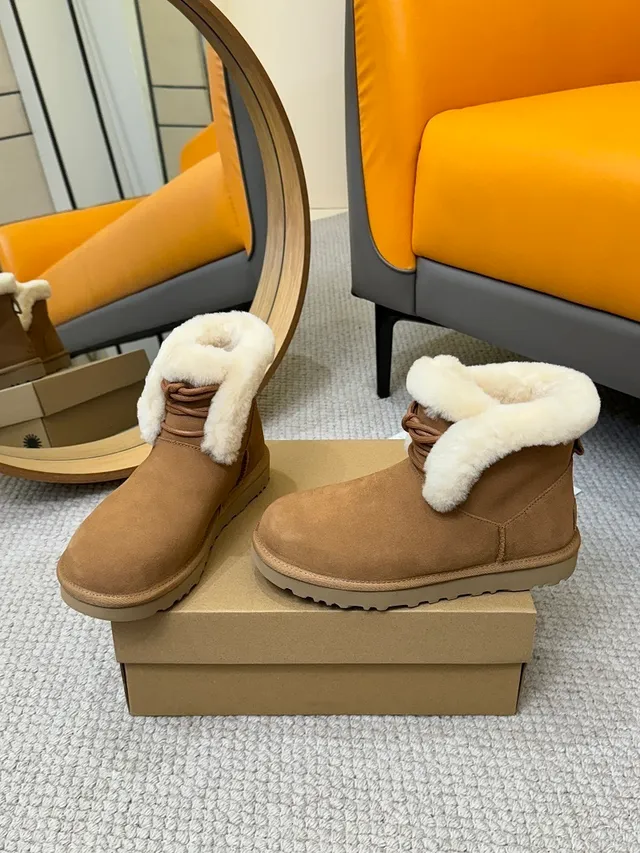 UGG Classic Mini Botines de cheville en daim tan avec fourrure de mouton et ourlet de mouton 5