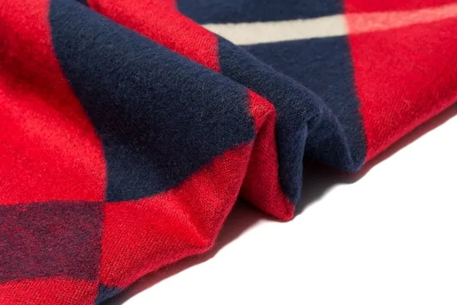 UGG Cachecol de Cashmere Tecido Listrado em Marinho e Vermelho 9
