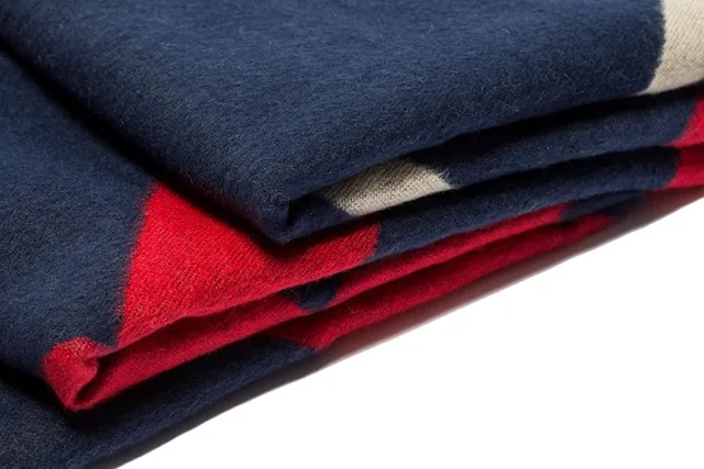 UGG Cachecol de Cashmere Tecido Listrado em Marinho e Vermelho 10