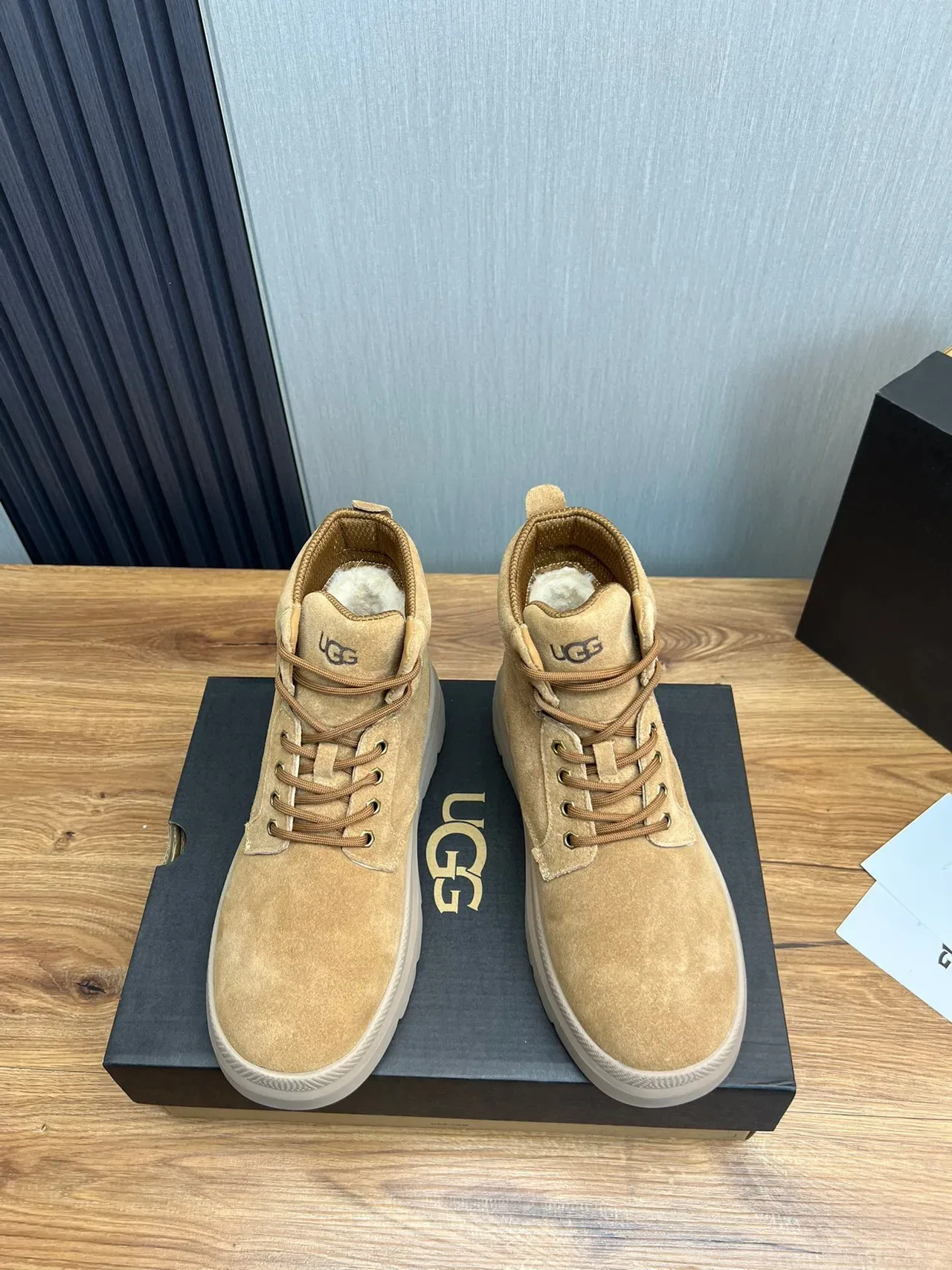 UGG Botas de Trabajo de Ante con Cordones y Plataforma Chunky 2