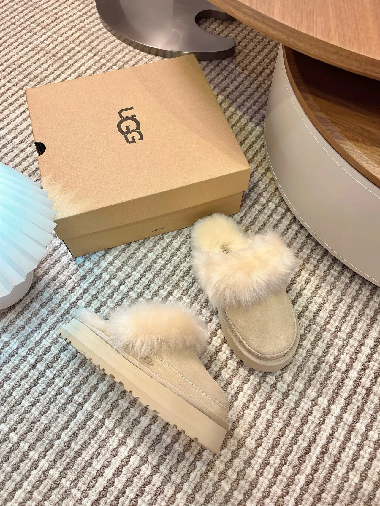 UGG Tasman 米色麂皮羊毛边平台拖鞋 3
