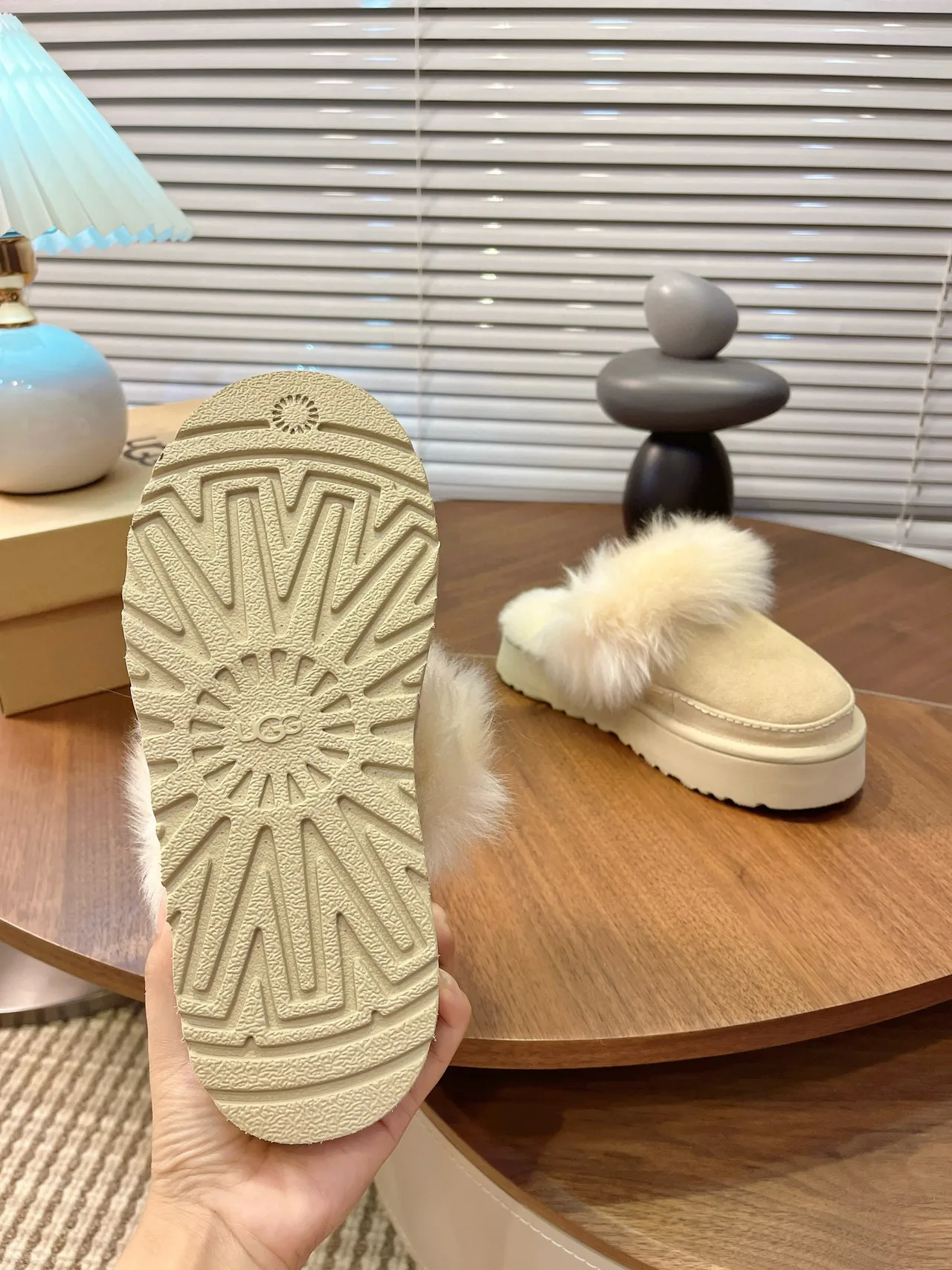 UGG Tasman 米色麂皮羊毛边平台拖鞋 4