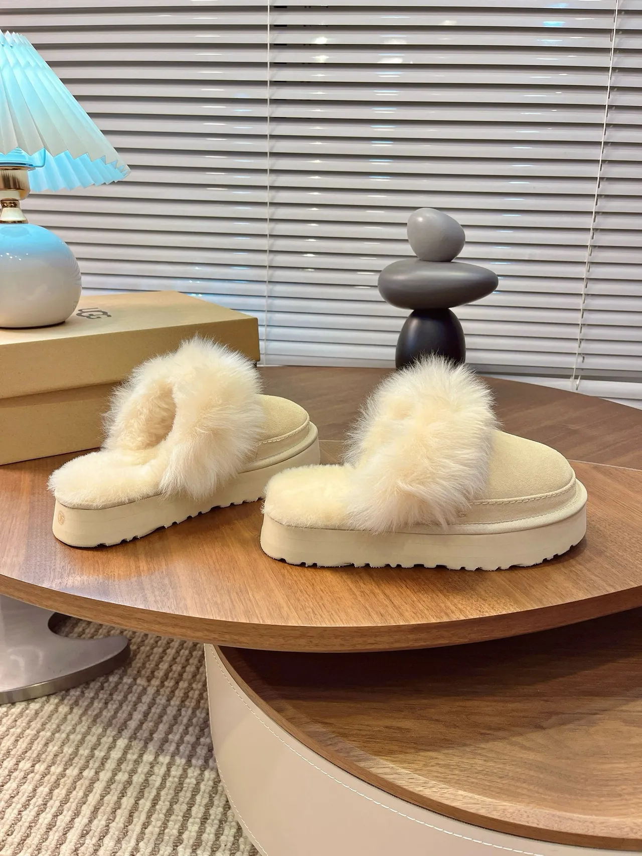 UGG Tasman 米色麂皮羊毛边平台拖鞋 5