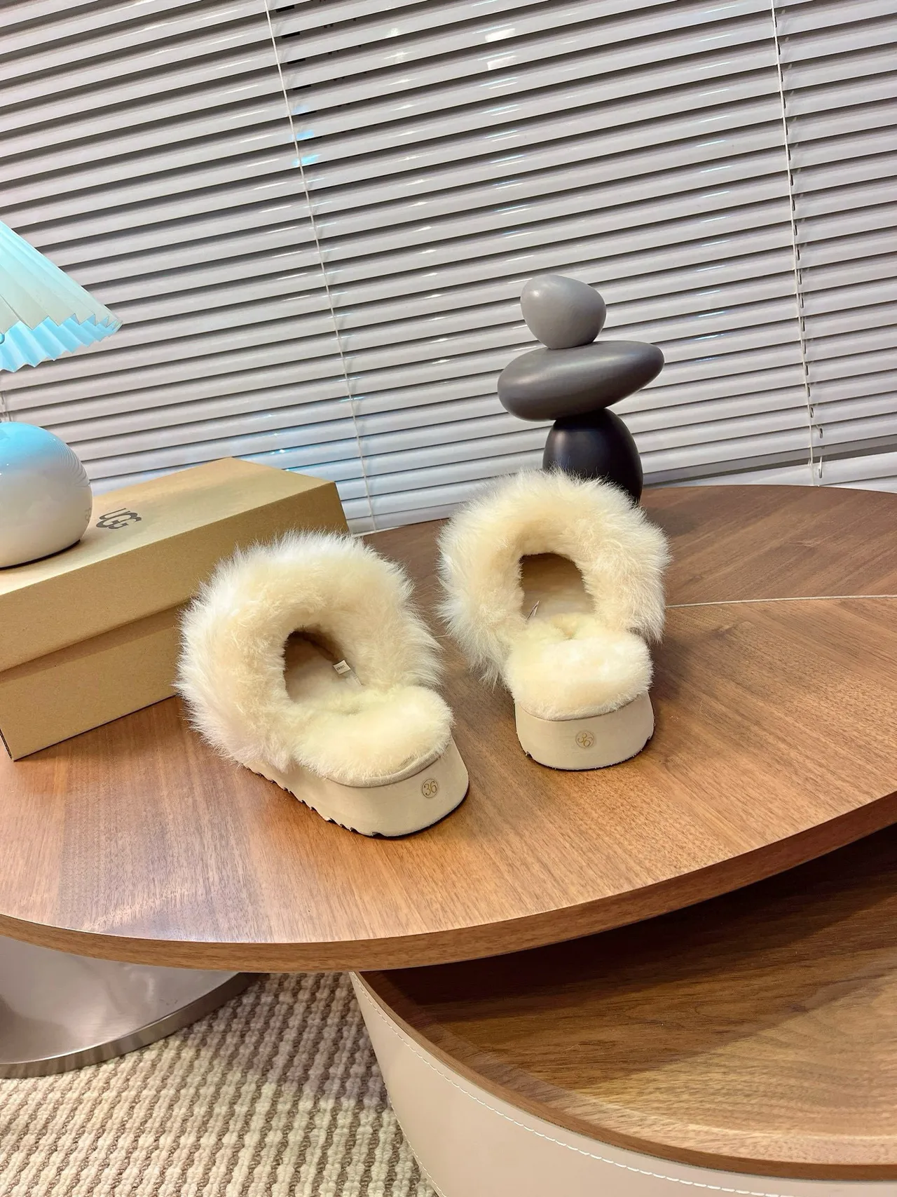 UGG Tasman 米色麂皮羊毛边平台拖鞋 7