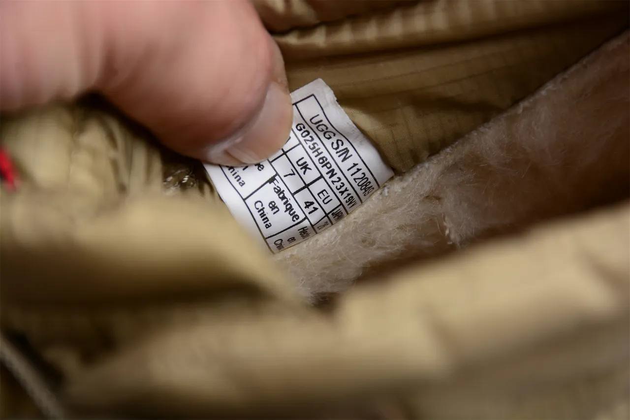 UGG Tasman Beige सफेद क्विल्टेड पफर कफ सुड ऊपरी बर्फ के जूते 3