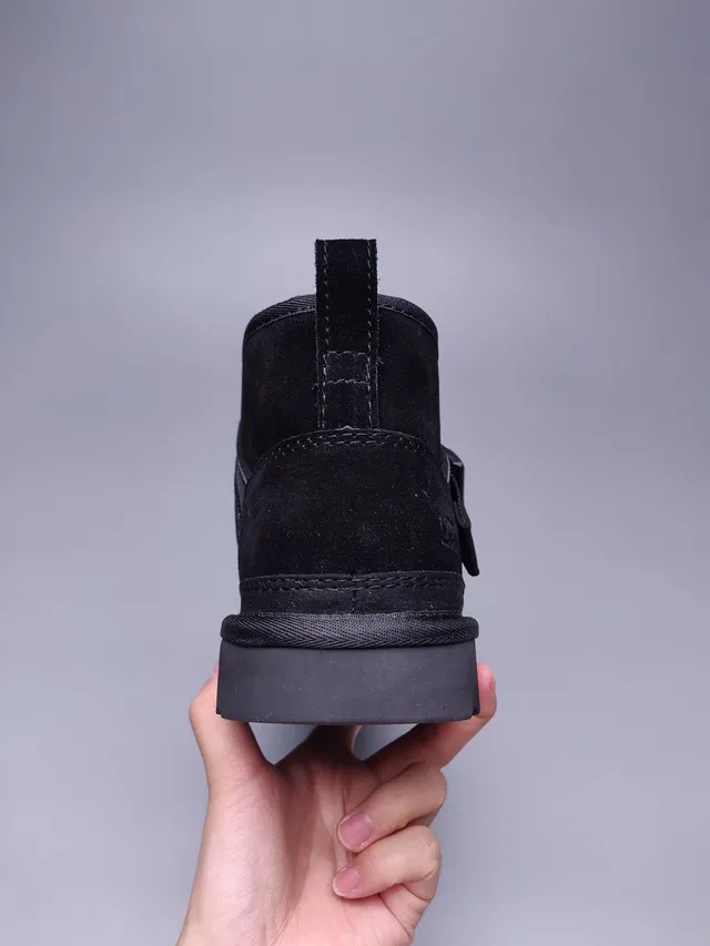 UGG Tasman Botas de Nieve de Ante Negro con Correa 10