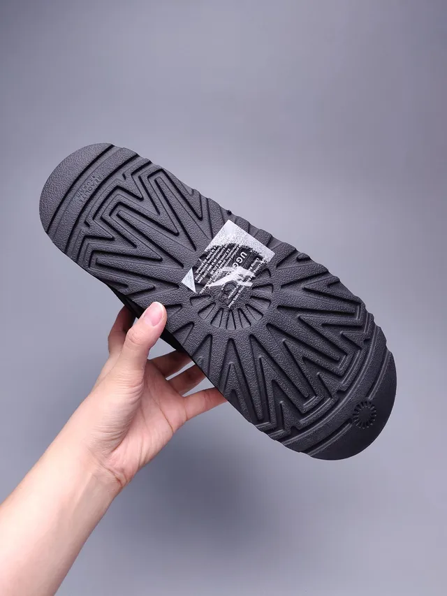 UGG Tasman Botas de Nieve de Ante Negro con Correa 11