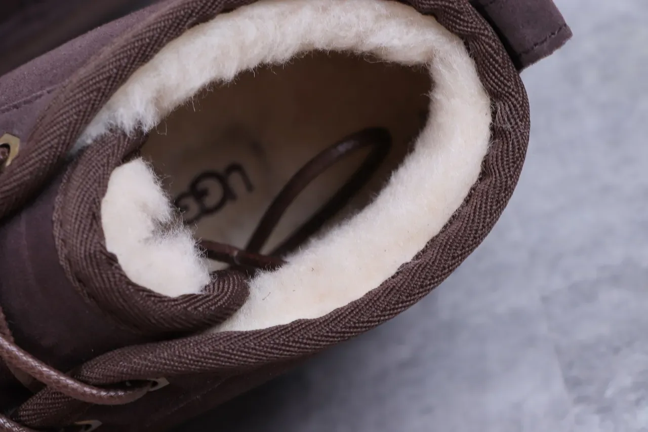 UGG Tasman Botas de Nieve Marrón de Ante con Forro de Borrego y Cordones 2