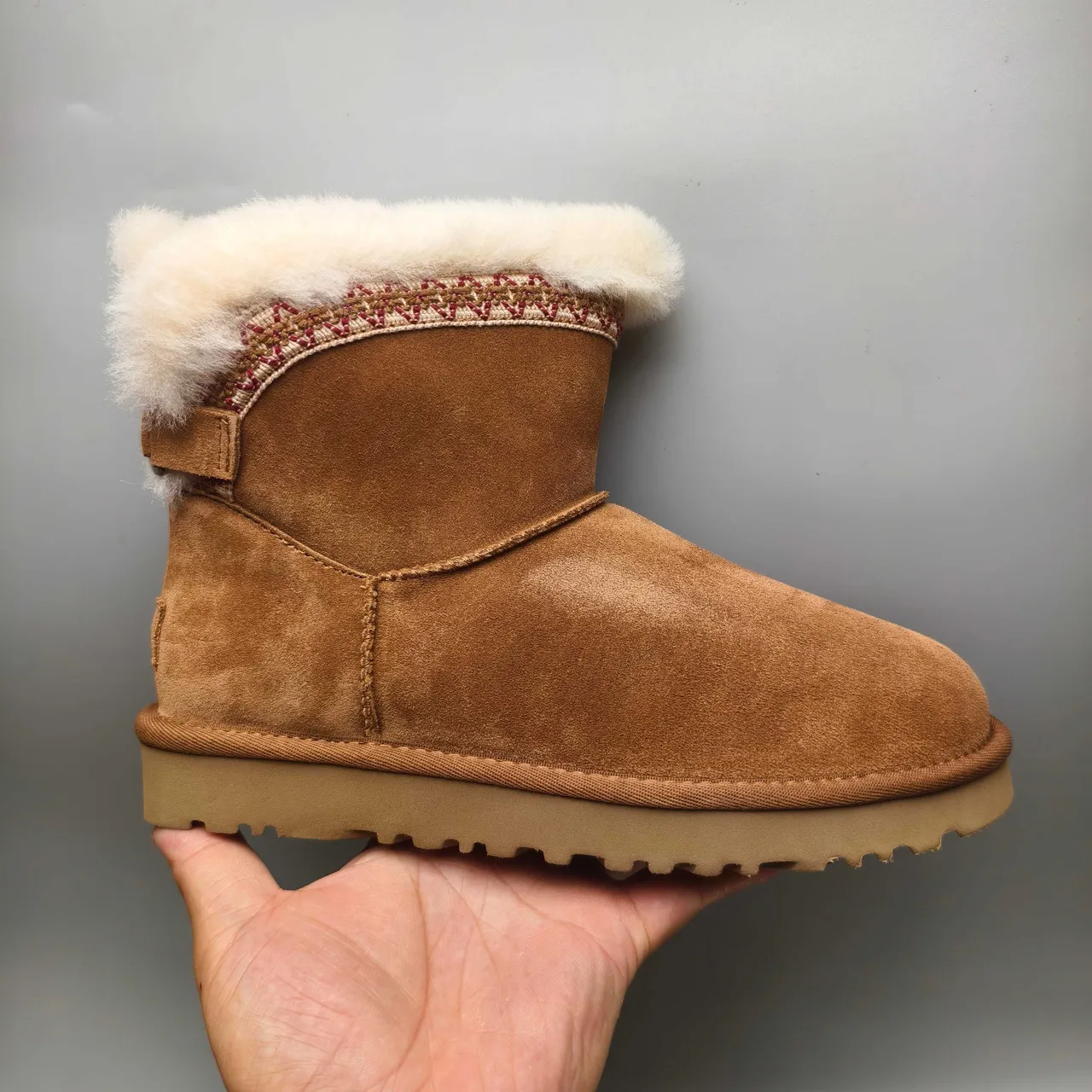 UGG Tasman 棕色麂皮羊毛衬里雪靴 2