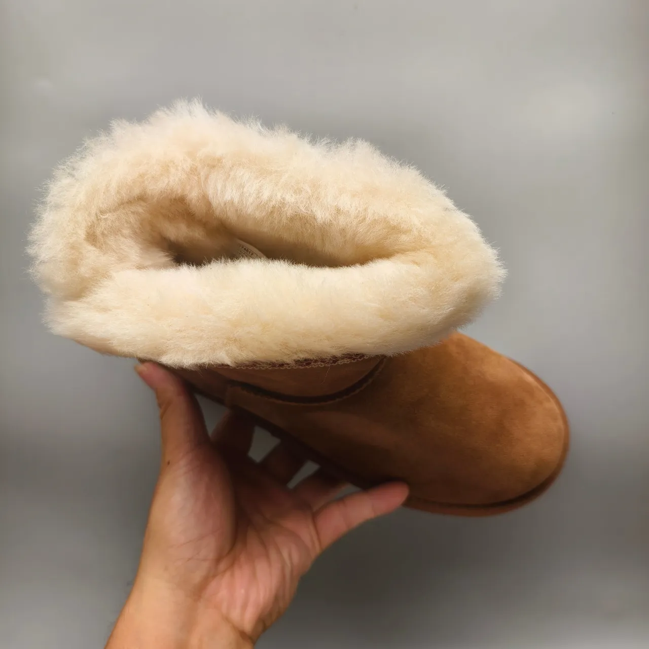UGG Tasman 棕色麂皮羊毛衬里雪靴 3