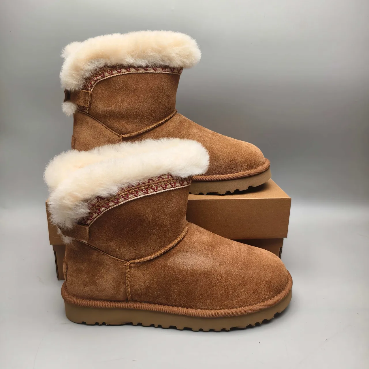 UGG Tasman 棕色麂皮羊毛衬里雪靴 6