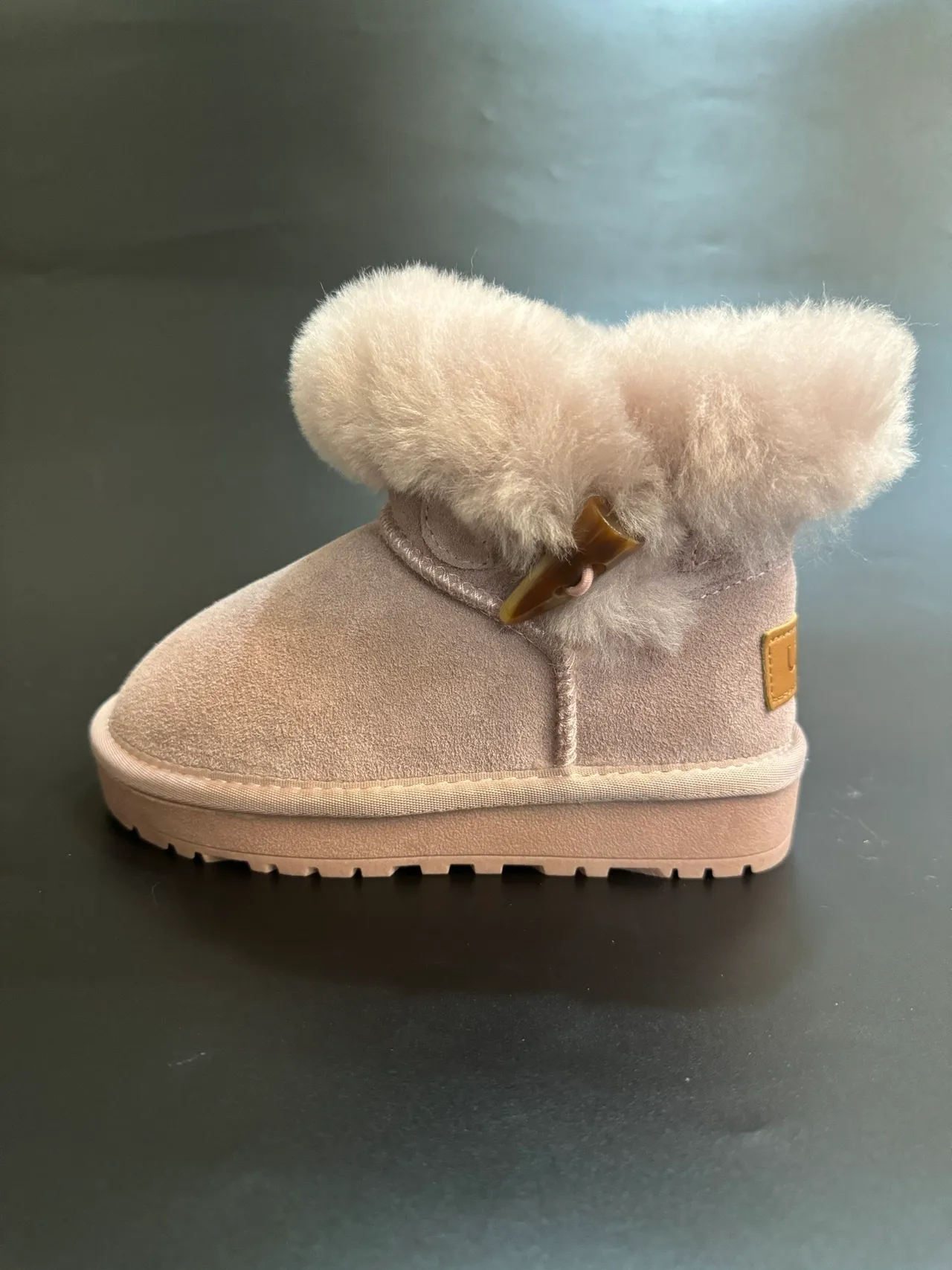 UGG Tasman 浅米色麂皮羊毛皮圈雪靴 3
