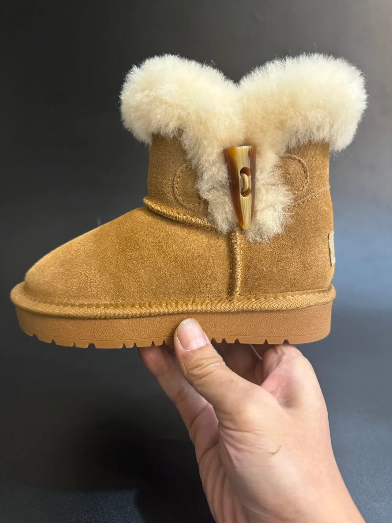 UGG Tasman 浅米色麂皮羊毛皮圈雪靴 9