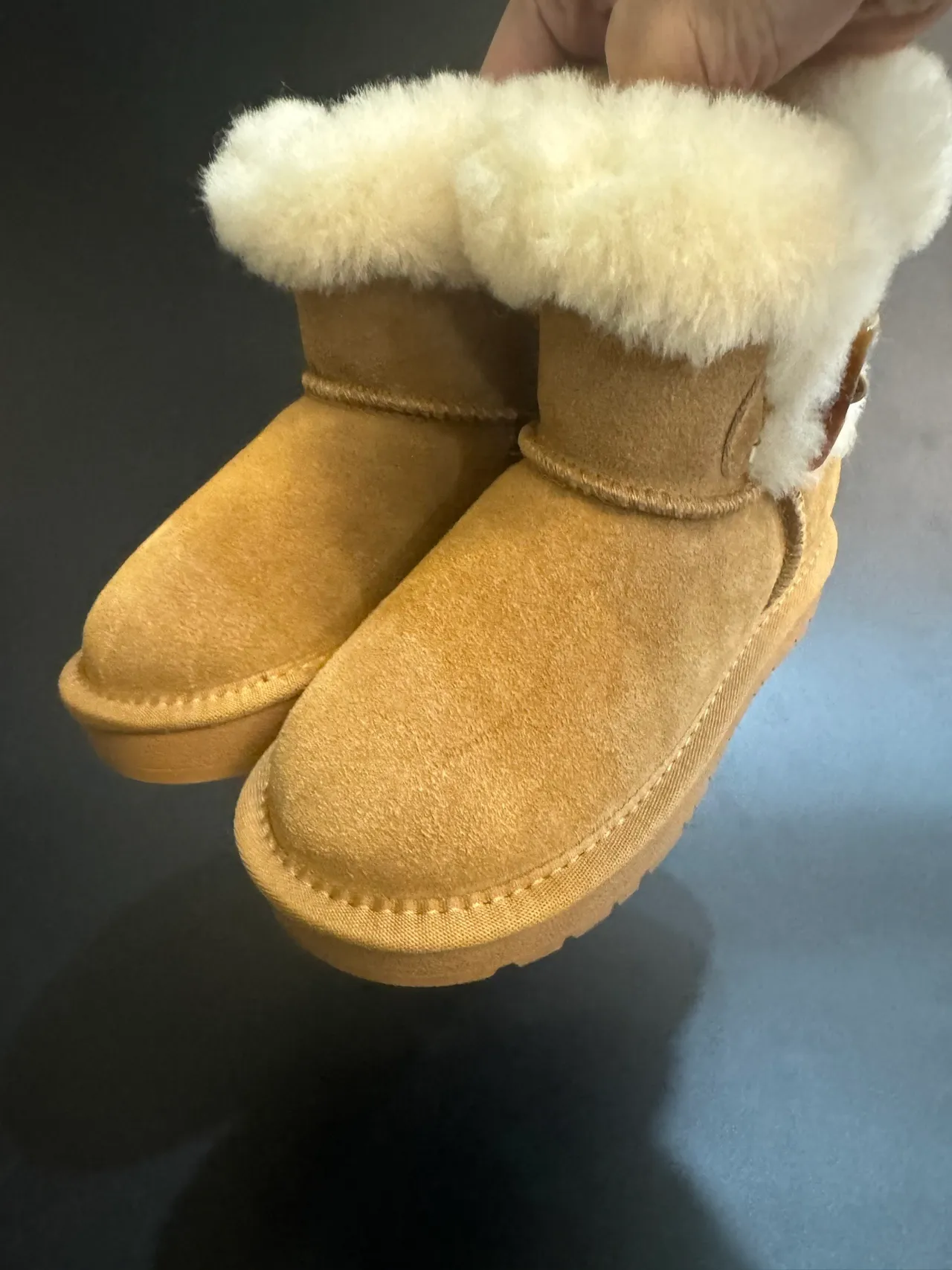 UGG Tasman 浅米色麂皮羊毛皮圈雪靴 10