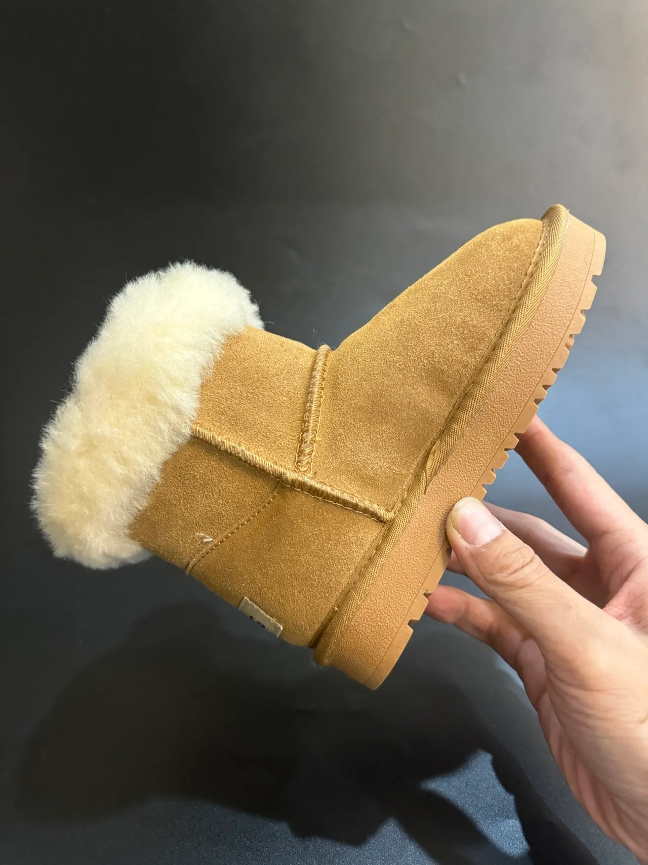 UGG Tasman 浅米色麂皮羊毛皮圈雪靴 11