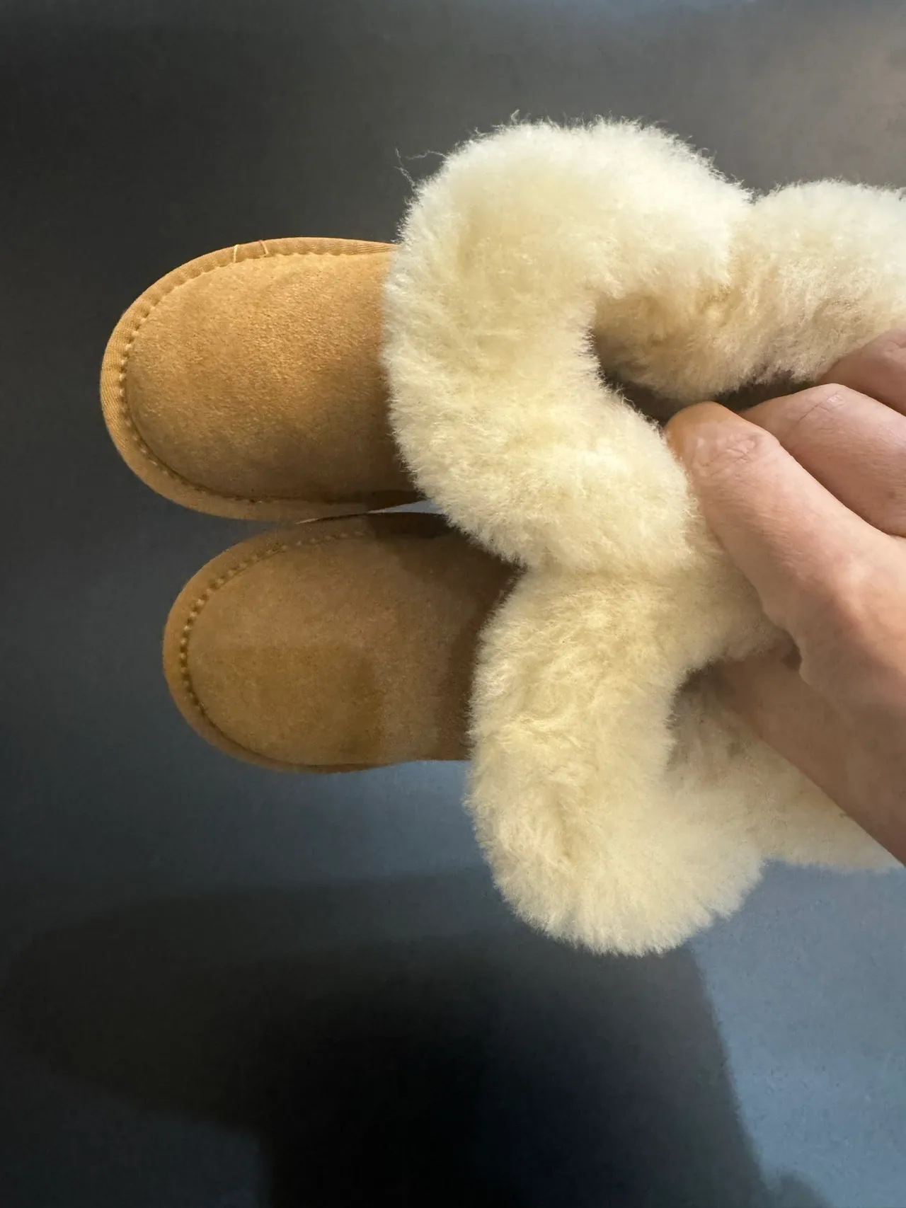 UGG Tasman 浅米色麂皮羊毛皮圈雪靴 12