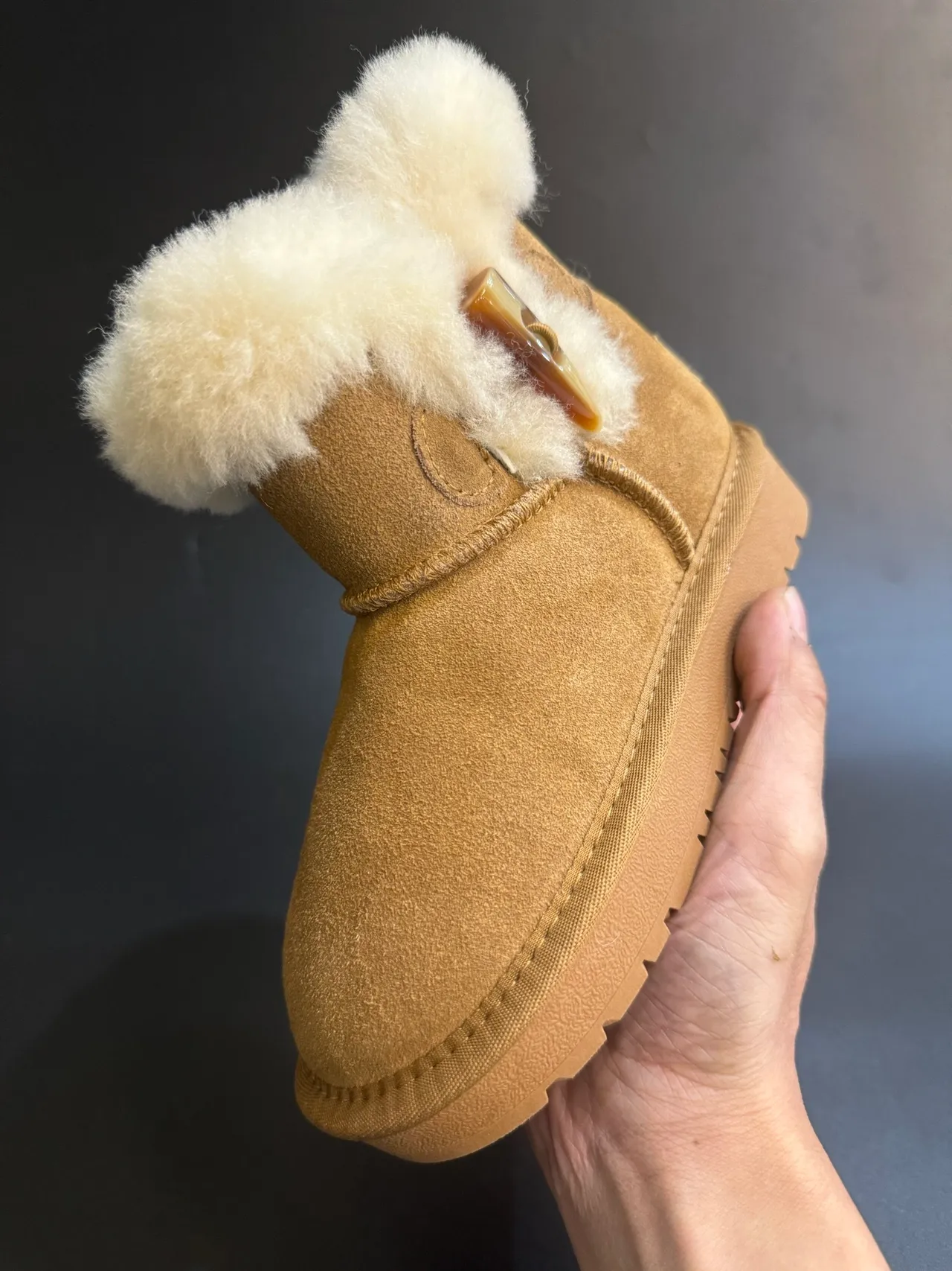 UGG Tasman 浅米色麂皮羊毛皮圈雪靴 13