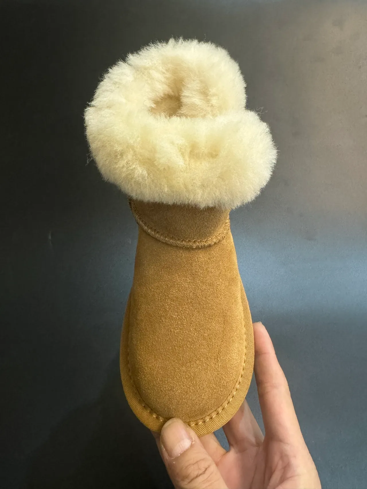 UGG Tasman 浅米色麂皮羊毛皮圈雪靴 15