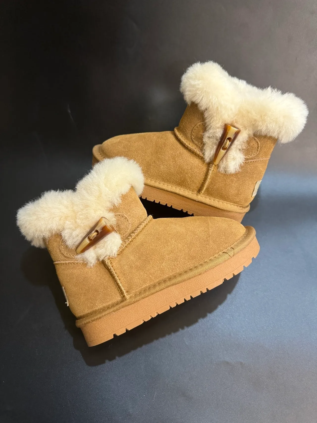 UGG Tasman 浅米色麂皮羊毛皮圈雪靴 16