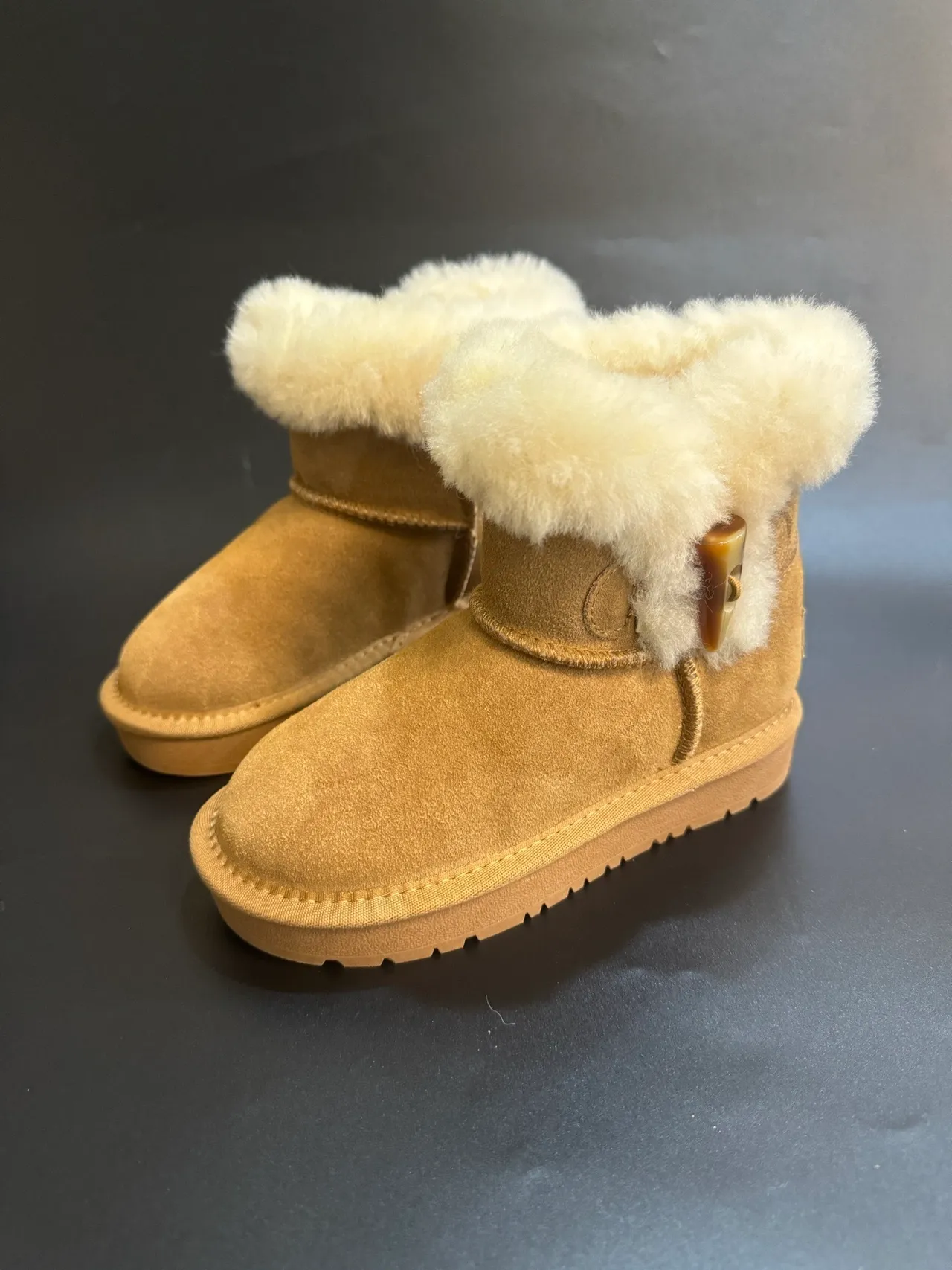 UGG Tasman 浅米色麂皮羊毛皮圈雪靴 17