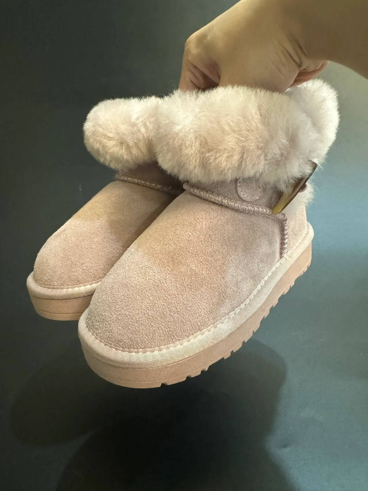 UGG Tasman 浅米色麂皮羊毛皮圈雪靴 18