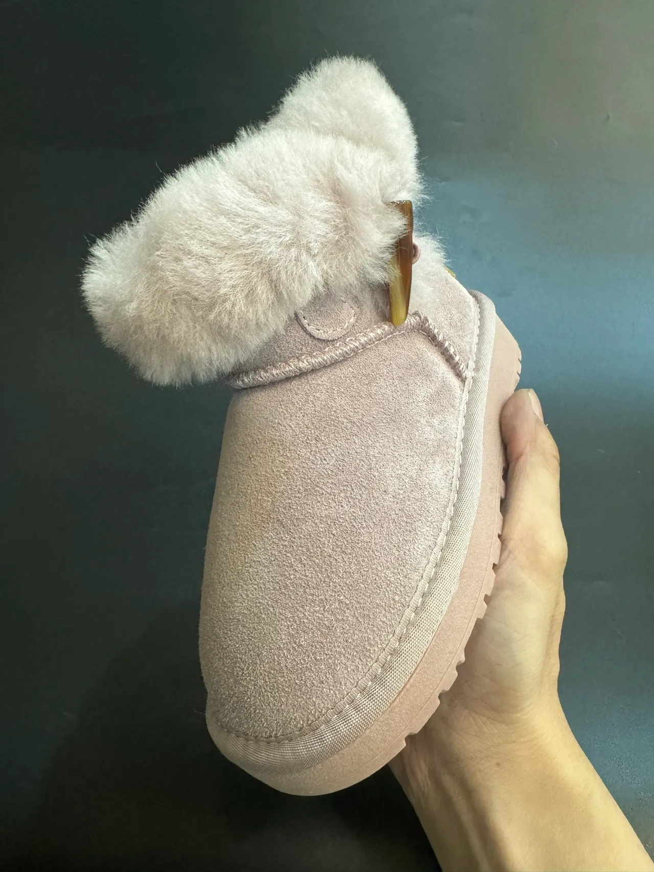 UGG Tasman 浅米色麂皮羊毛皮圈雪靴 21