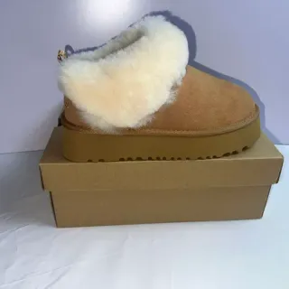 UGG Tasman Tan 羊毛衬里平台雪靴
