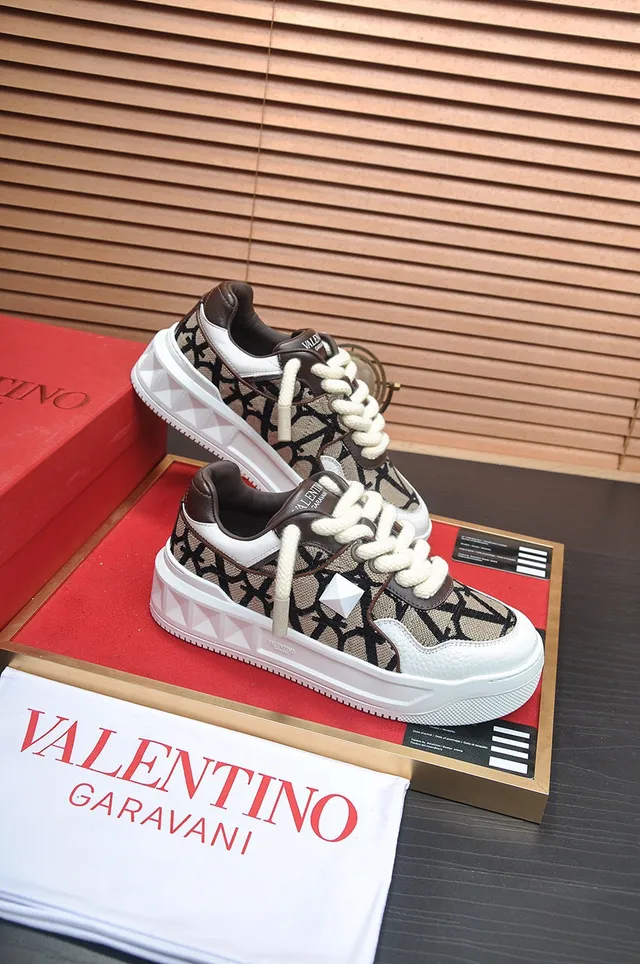 Valentino বেইজ সাদা মোনোগ্রামযুক্ত ক্যানভাস পিরামিড স্টাড ডিটেল লাইফস্টাইল স্নিকার্স 5