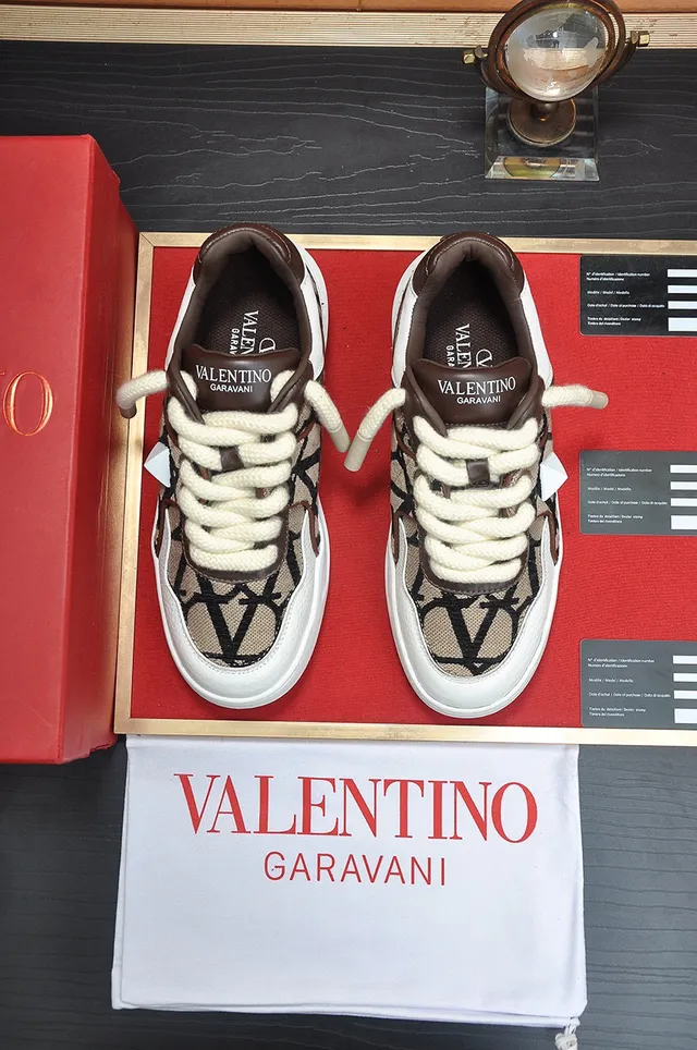 Valentino বেইজ সাদা মোনোগ্রামযুক্ত ক্যানভাস পিরামিড স্টাড ডিটেল লাইফস্টাইল স্নিকার্স 7