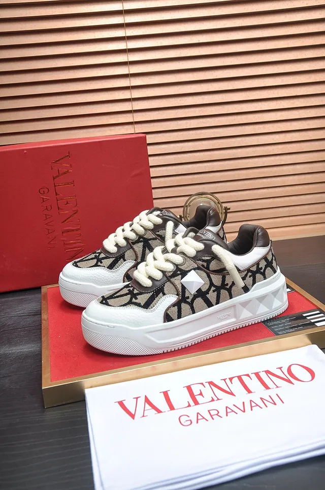 Valentino বেইজ সাদা মোনোগ্রামযুক্ত ক্যানভাস পিরামিড স্টাড ডিটেল লাইফস্টাইল স্নিকার্স 8