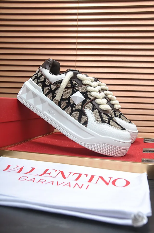 Valentino বেইজ সাদা মোনোগ্রামযুক্ত ক্যানভাস পিরামিড স্টাড ডিটেল লাইফস্টাইল স্নিকার্স 9