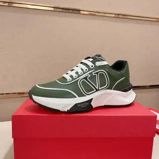Valentino हरा सफेद जैतून चमड़ा ऊपरी Oversized VLTN लोगो लाइफस्टाइल स्नीकर