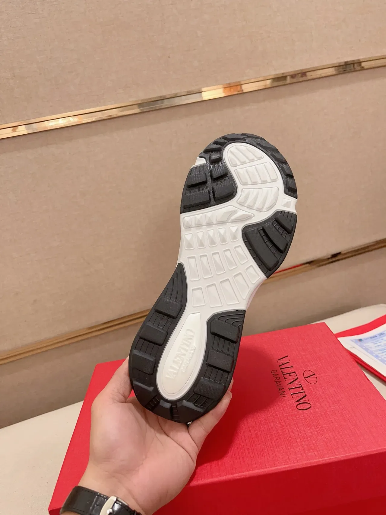 Valentino Vert Blanc Olive Cuir Supérieur Oversized VLTN Logo Lifestyle Sneakers 2