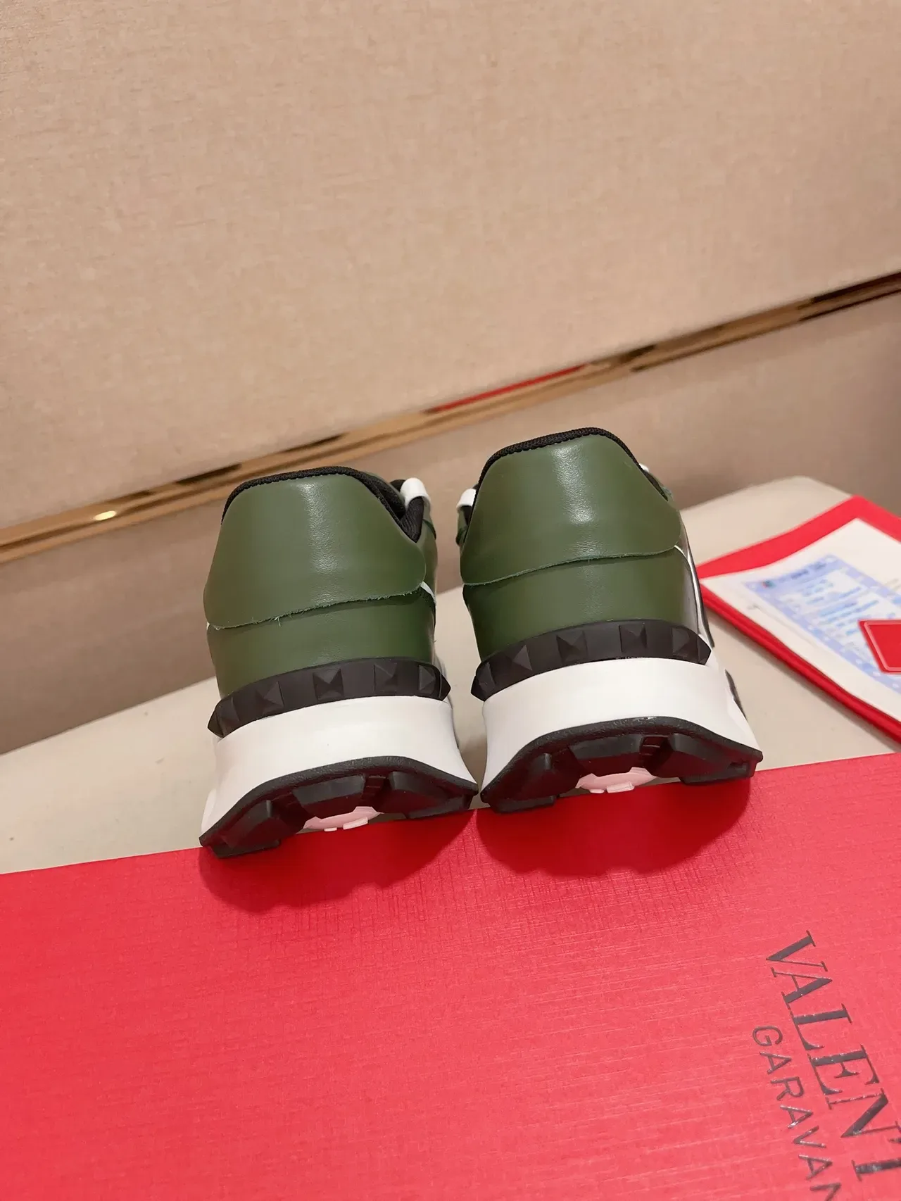 Valentino Vert Blanc Olive Cuir Supérieur Oversized VLTN Logo Lifestyle Sneakers 3