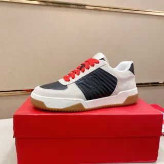 Valentino Rockstud बेज नेवी क्विल्टेड VLogo पैनल सुड और पर्फोरेटेड लेदर अपर लाइफस्टाइल स्नीकर