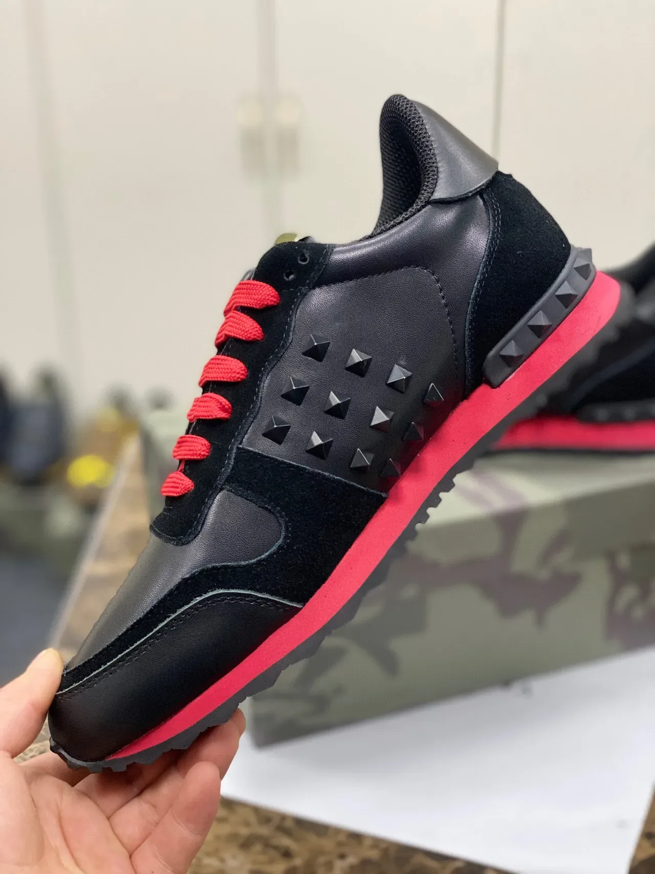 Valentino Rockstud Studded काला और लाल लाइफस्टाइल स्नीकर्स 2