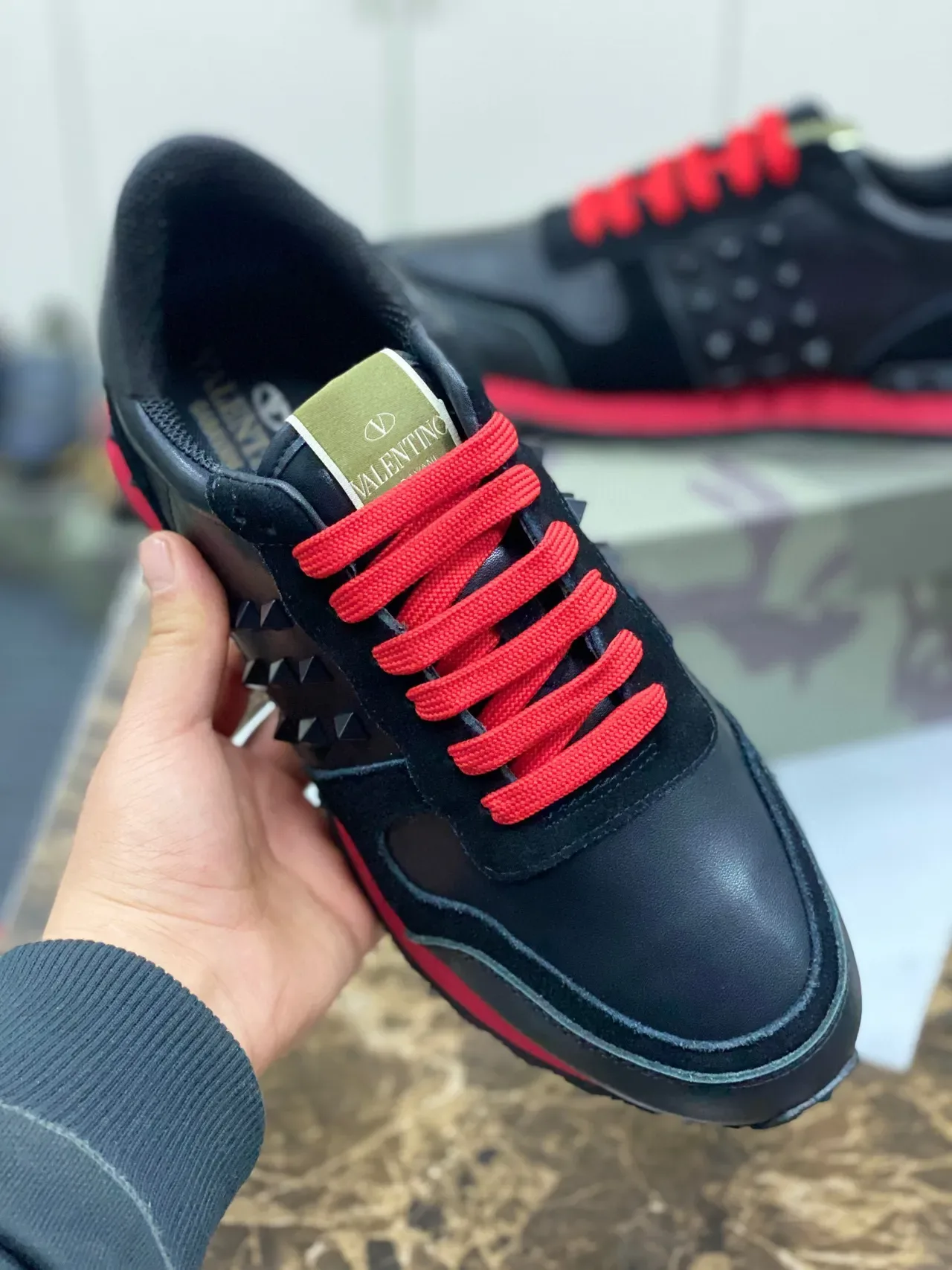 Valentino Rockstud Studded काला और लाल लाइफस्टाइल स्नीकर्स 3