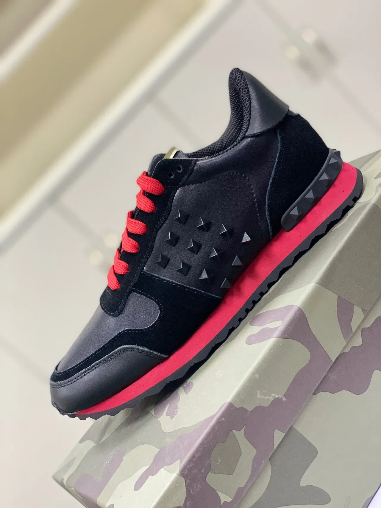 Valentino Rockstud Studded काला और लाल लाइफस्टाइल स्नीकर्स 4