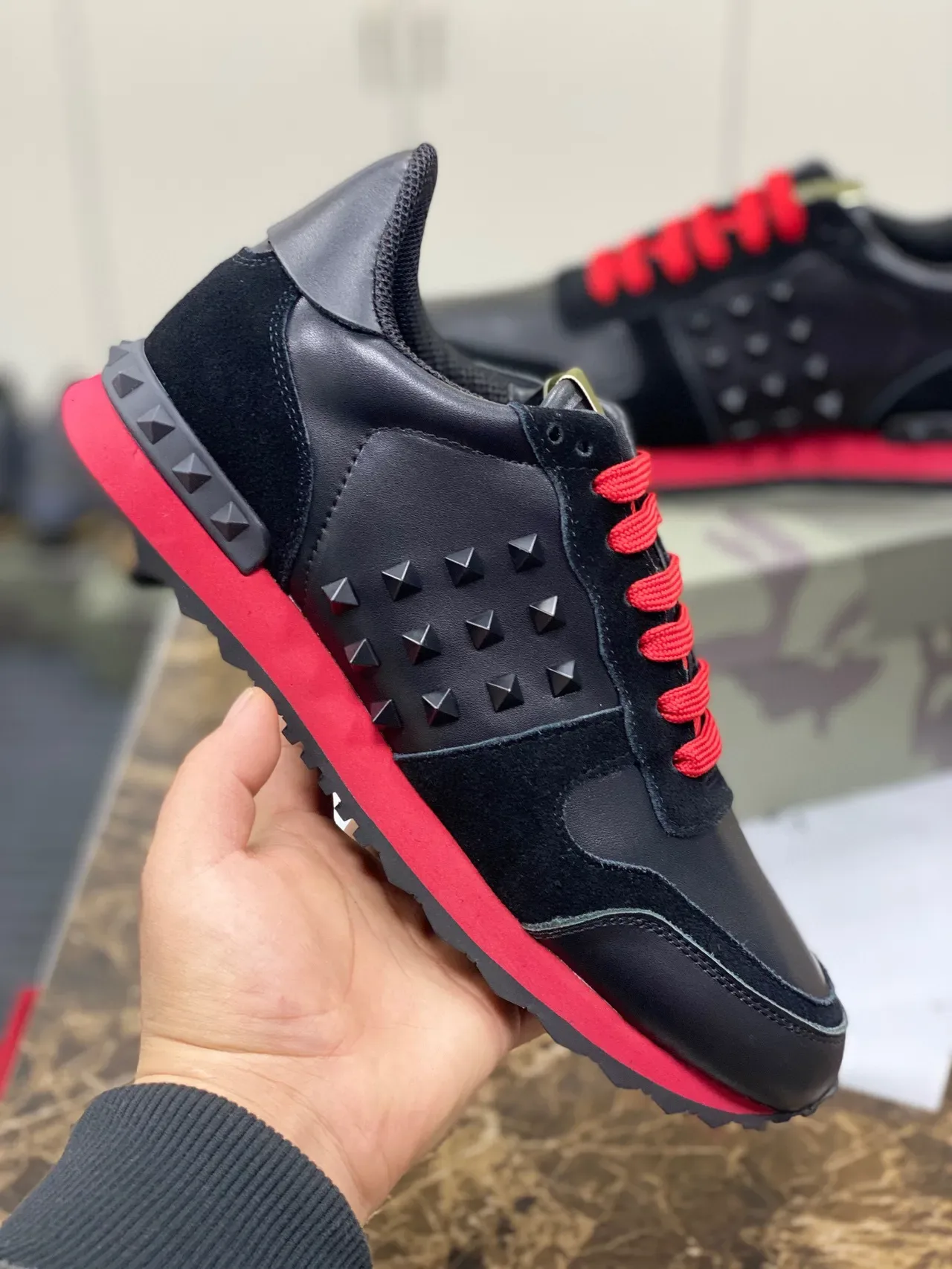 Valentino Rockstud Studded काला और लाल लाइफस्टाइल स्नीकर्स 5