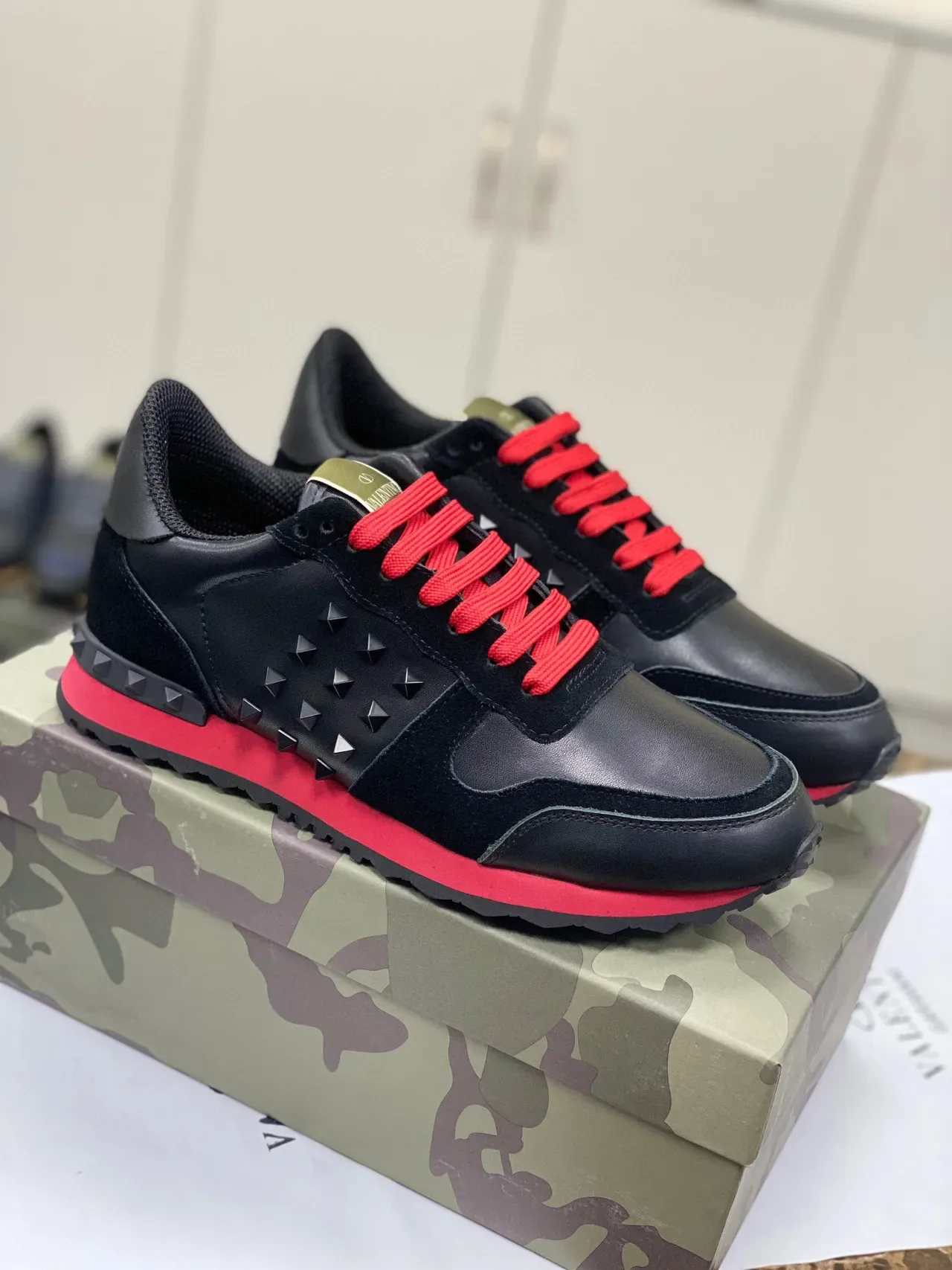 Valentino Rockstud Studded काला और लाल लाइफस्टाइल स्नीकर्स 6