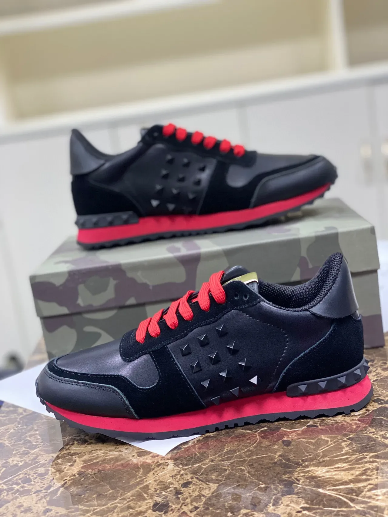 Valentino Rockstud Studded काला और लाल लाइफस्टाइल स्नीकर्स 7