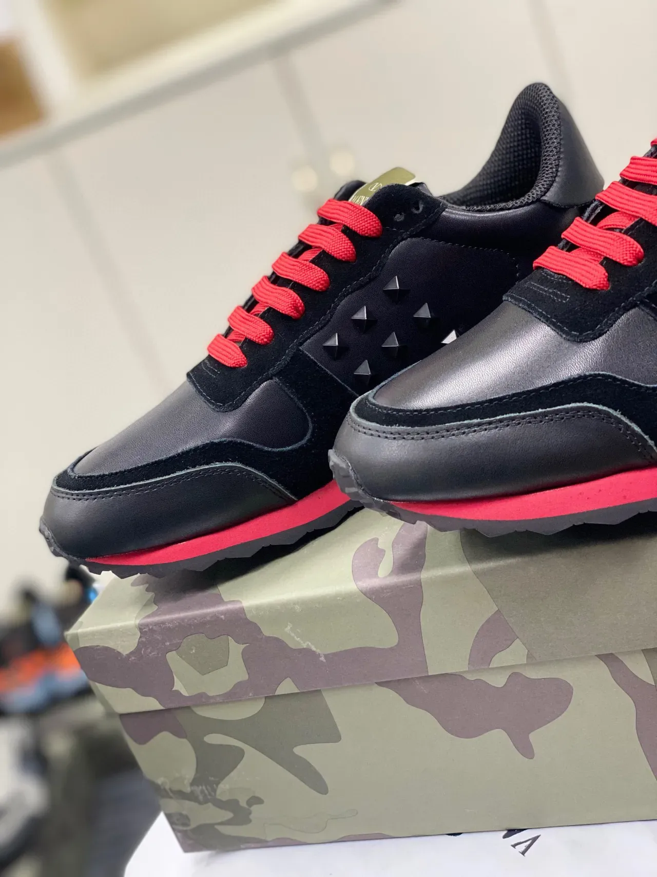 Valentino Rockstud Studded काला और लाल लाइफस्टाइल स्नीकर्स 9
