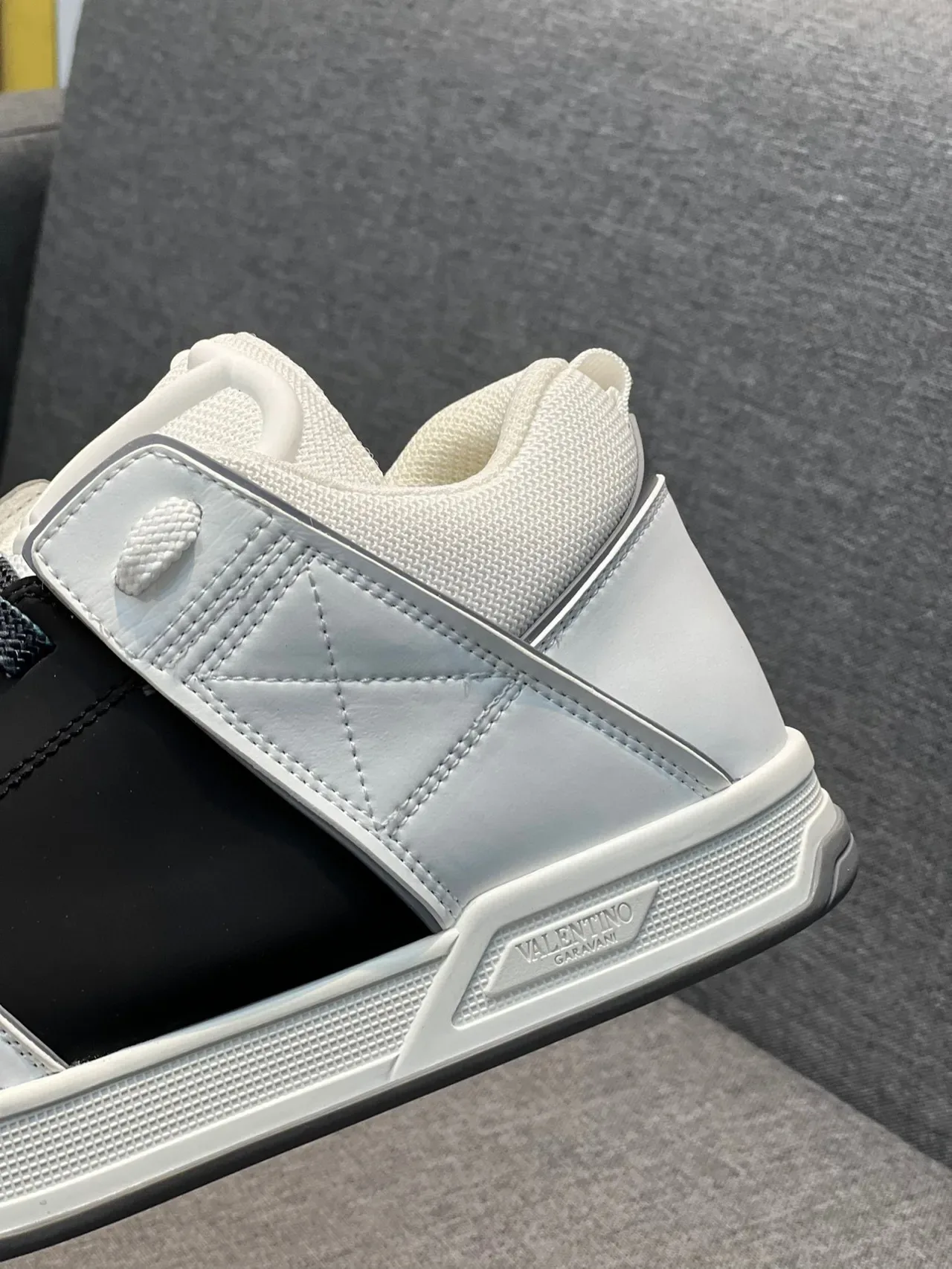 Valentino Rockstud Zapatillas Lifestyle Blancas Negras Cuero Estructurado Panel Lateral Contraste 8