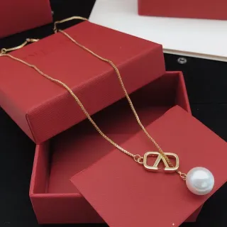 ভ্যালেন্টিনো VLogo মুক্তা সোনালি টোন চেইন নেকলেস