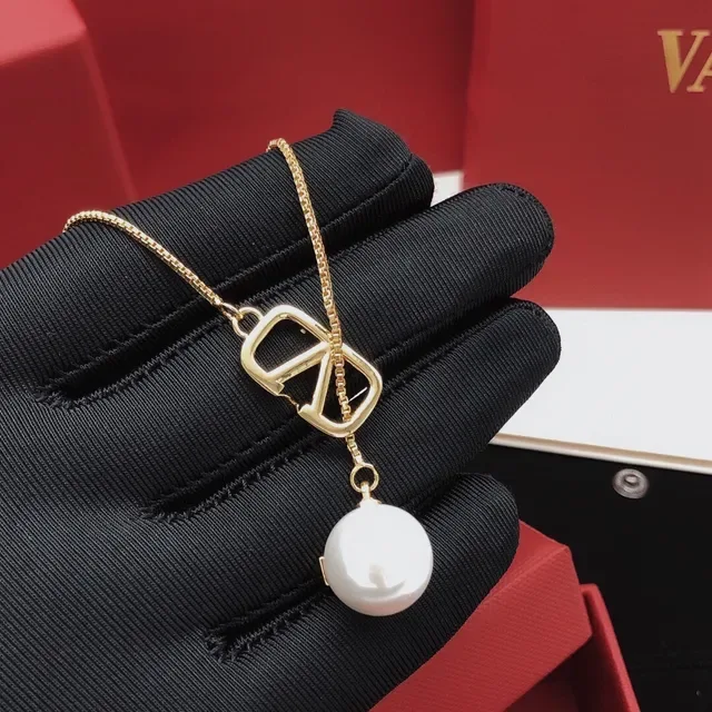 ভ্যালেন্টিনো VLogo মুক্তা সোনালি টোন চেইন নেকলেস 6