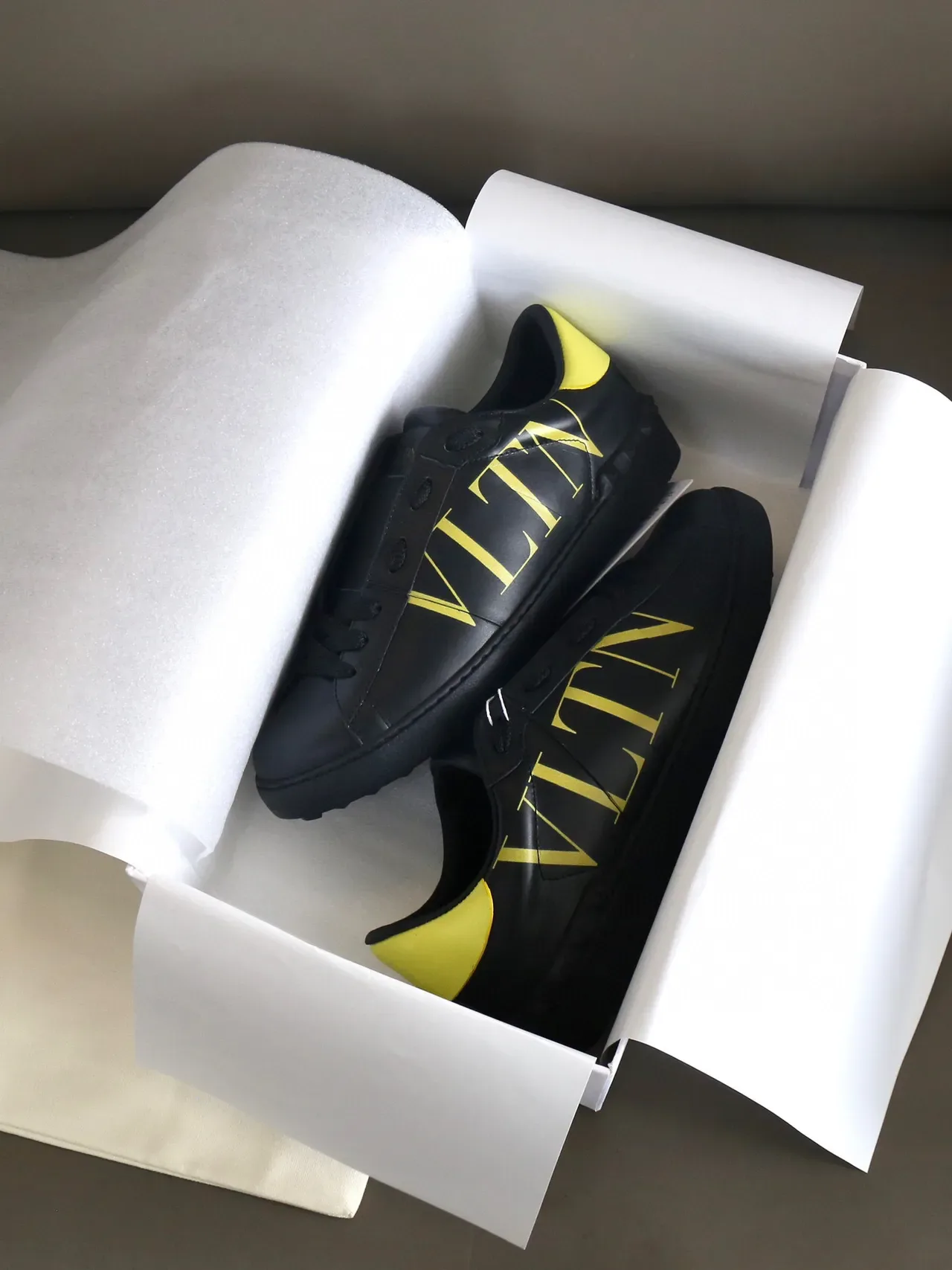 Valentino VLTN sneakers lifestyle en cuir noir et jaune 2